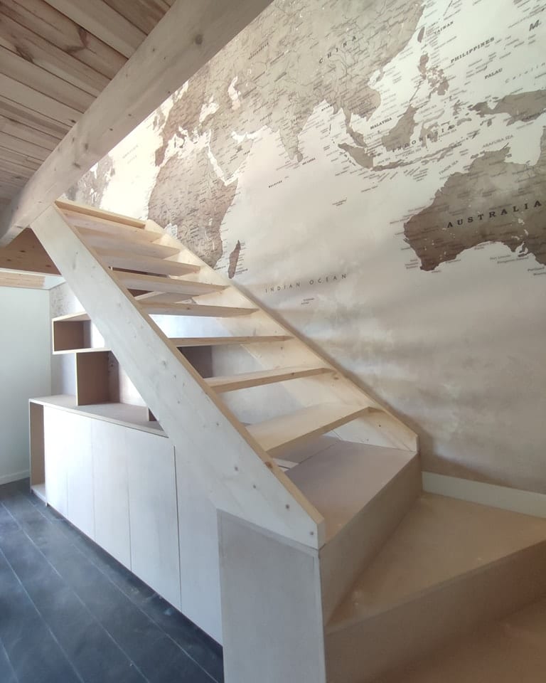 Fabrication et Pose d'un escalier en sapin du Nord et de l'aménagement MDF à peindre fb creation bois treillierespaneaux acoustiques en frene