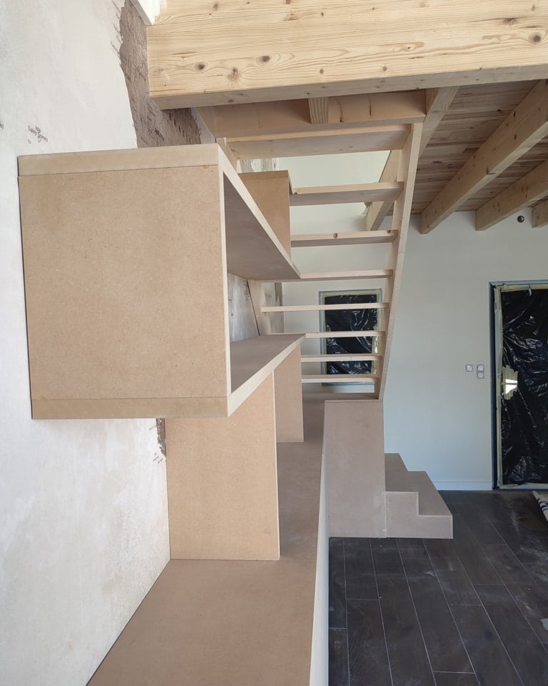 Fabrication et Pose d'un escalier en sapin du Nord et de l'aménagement en MDF fb creation bois treillieres panneau acoustique
