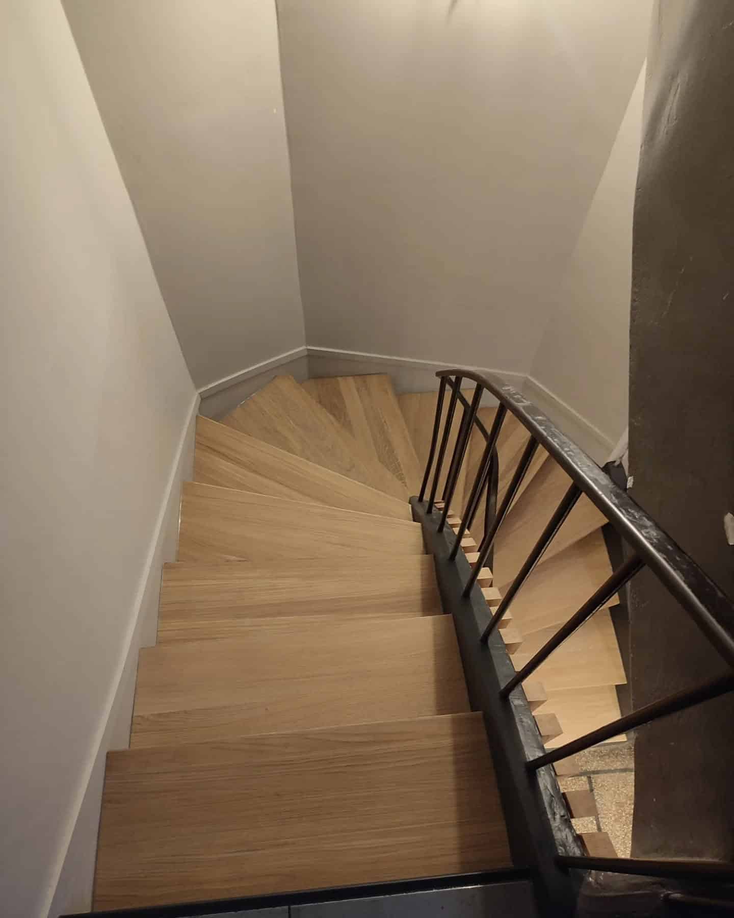 habillage mur escalier fbcreation bois treillieres2